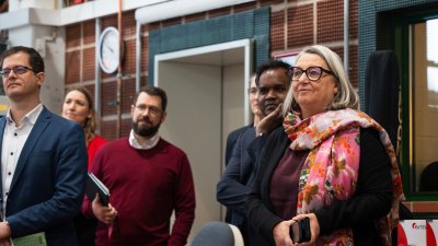 Eine Frau mit Handy in der Hand