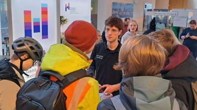 Viele Menschen schauen zu einem Menschen. 