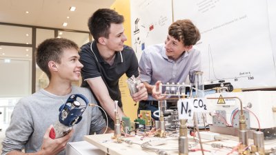 Drei Jugendliche unterhalten sich