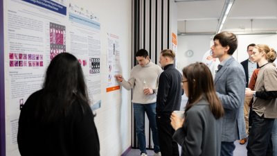 Menschen vor einer Posterausstellung 