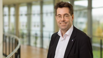 Porträt Foto eines Mannes mit Brille