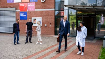 Menschen vor einem Gebäude