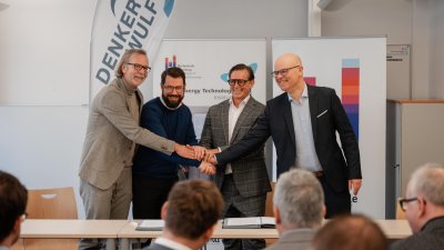 DenkerWulf und die Hochschule Flensburg setzen ihre langjährige und erfolgreiche Zusammenarbeit in der Windenergieforschung fort. Mit der Unterzeichnung einer neuen Finanzierungsvereinbarung stellt DenkerWulf der Hochschule insgesamt 250.000 Euro für die Arbeit des Wind Energy Technology Institute (WETI) zur Verfügung. Ziel der Kooperation ist es, die technologische Weiterentwicklung der Windenergie in Schleswig-Holstein weiter voranzutreiben und den Transfer von Forschungsergebnissen in die Praxis zu stärk