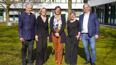 Gruppenbild mit drei Frauen und drei Männern auf einer Wiese
