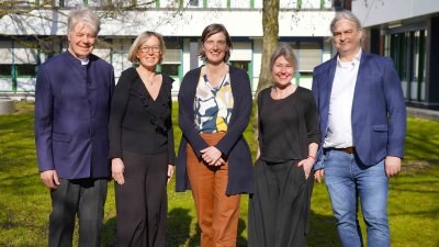 Gruppenbild mit drei Frauen und drei Männern auf einer Wiese