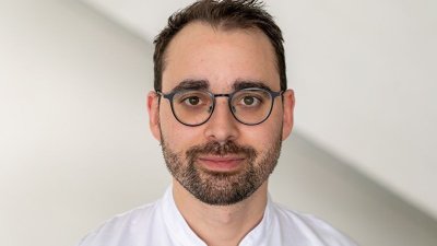 PD Dr. med. Miguel Gonçalves vom Universitätsklinikum Würzburg erklärt im Projekt OBELISK die klinische Herausforderung: Tumorgewebe sichtbar machen, Grenzen besser einschätzen und gesundes Gewebe schonen.