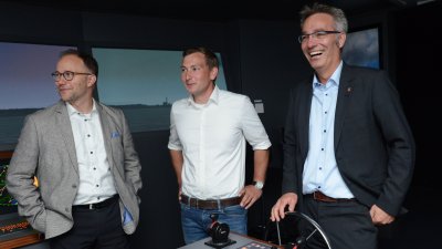 Im Schiffssimulator: Tim Brockmann (re), Marcus Wöster (Mitte) und Christoph Jansen. 
