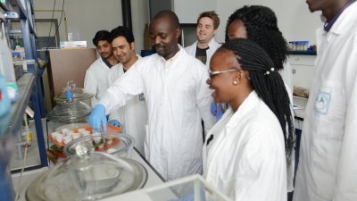 In Seminaren, Exkursionen und praktischen Laborarbeiten lernten zwölf Studierende aus Uganda, Nepal und Indien, wie die Biogastechnologie zur nachhaltigen Abfallverwertung, Energiegewinnung und Produktion von organischem Dünger eingesetzt werden kann. 