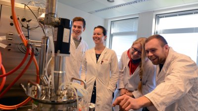 Spaß im Labor: (v.l.) Christoph Bustorff, Mira Schiffhauer, Anna Gregorius und Alexander Mellenthin freuen sich auf ihre Konferenz.  