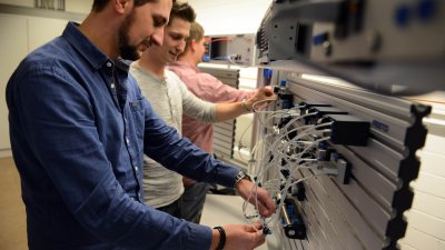 Die Hochschule Flensburg hat ein neues Pneumatiklabor. 