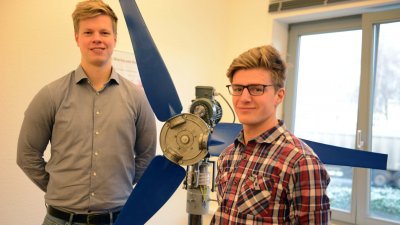 Maximilian Hollander-Qaust (links) und Paul Meyer sind zwei von mehr als 30 Studierenden, die eine Mega-Windkraftanlage entwickelt haben.