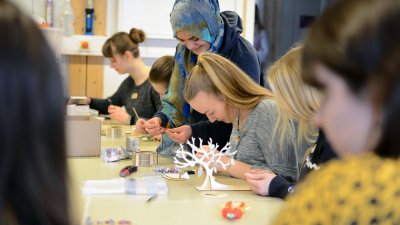 Elf junge Schülerinnen und Studentinnen nutzen Technik und Kreativität, um Schmuck herzustellen.
