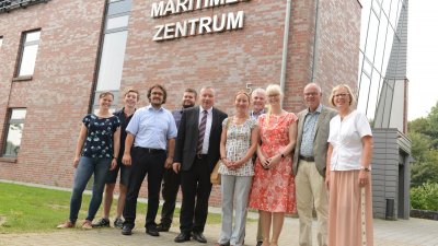 Norbert Brackmann (Mitte) besuchte das Maritime Zentrum der Hochschule. Auch Stadtpräsident Hannes Fuhrig (2.v.r.) und Petra Nicolaisen, MdB (re.), waren dabei. 
