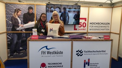 Katharina Selck und Kerstin Schröder informieren am gemeinsamen Stand der Fachhochschulen au Schlewig-Holstein über das Regionalmanagement.