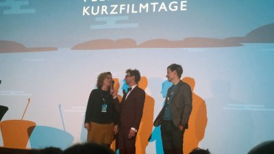 Freuen sich auf viele kurze Filme: Maja Petersen (Festivalmanagerin), Moderator Jim Lacy und Karsten Wiesel (künstlerischer Leiter). 
