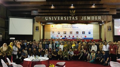  Das Foto zeigt den Abschluss der Konferenz mit den Teilnehmern und Organisatoren inklusive der Universitätsleitung.