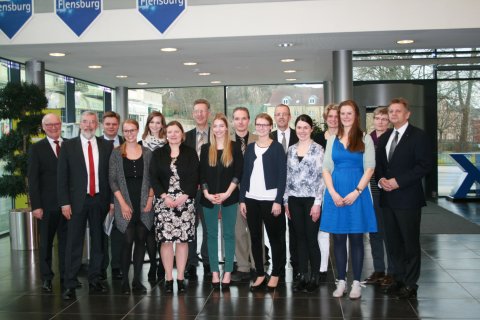 Die Preisträger(innen) und Jurymitglieder während der Presiverleihung in den Räumen der IHK Flensburg