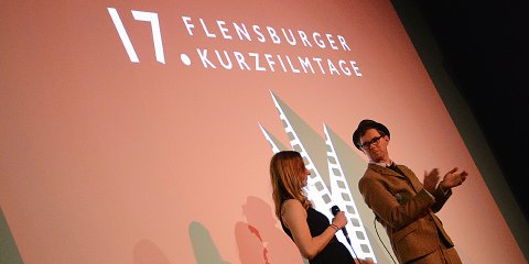 Marie Bergner und Jim Lacy von der Hochschule Flensburg moderierten die Eröffnung der Flensburger Kurzfilmtage.