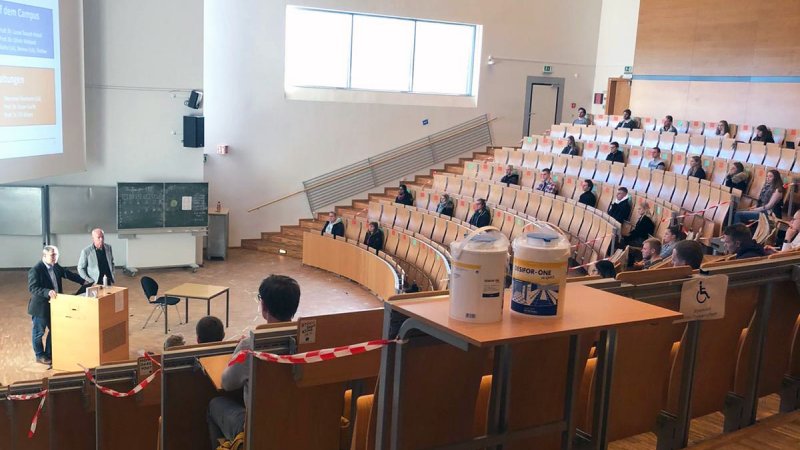 Die Begrüßung der Erstsemester im vergangenen Winter fand mit Abstand und nur teilweise in Präsenz statt. Auch das kommende Semester wird ein Hybrid-Semester.