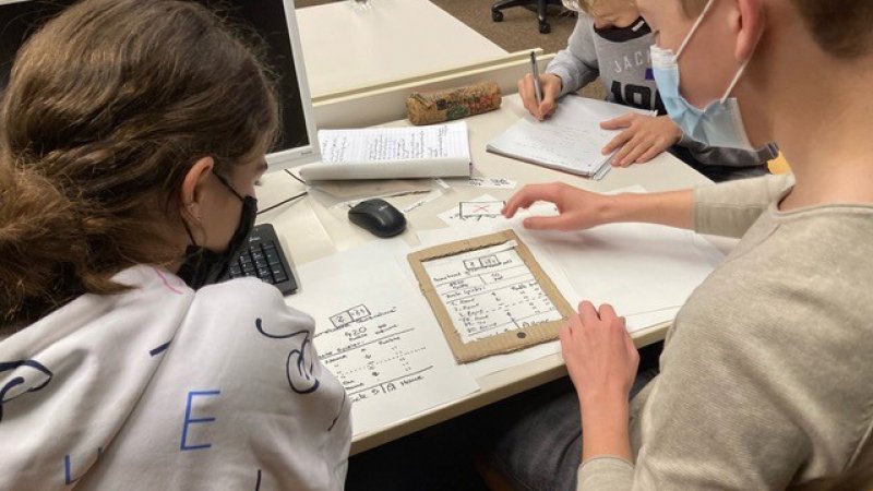 Mit Papier und Schere entwickeln die Schüler*innen im Unterricht erste Prototypen einer App.