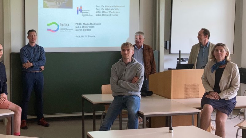 . Wissenschaftler*innen der Hochschule Flensburg haben nun in einem Projekt mit der Brandenburgischen Technischen Universität Cottbus-Senftenberg (b-tu) und dem regionalen Energiebetrieb der Nissen Biogas GmbH aus Nordhackstedt die Möglichkeit untersucht, den überschüssigen Strom in einen anderen Energieträger umzuwandeln - in Methan.
