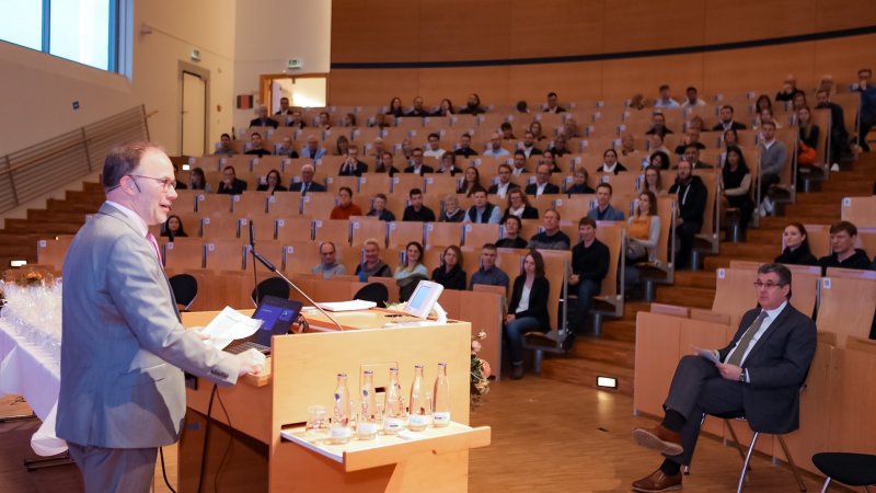 „Ergreifen Sie Ihre Chancen“: Hochschulpräsident Christoph Jansen begrüßt die Absolvent*innen.