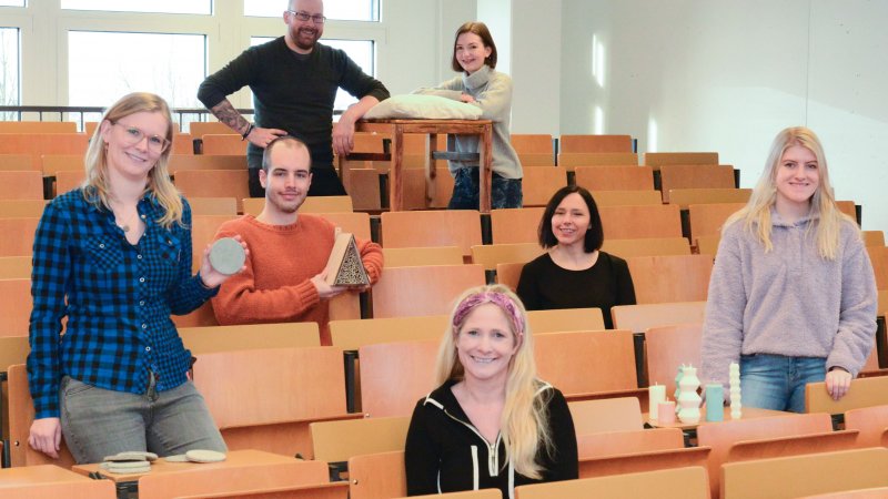 Bald in den Regalen: Die Studierenden der Hochschule Flensburg mit ihren nachhaltigen Produkten die sie unter Betreuung von Prof. Dr. Nelly Oelze (vorne) und Prof. Angela Clemens (sitzend Mitte) für das dänische Unternehmen JSYK entworfen haben.