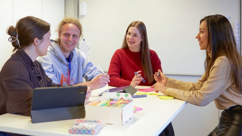 Menschen stehen um einen Tisch