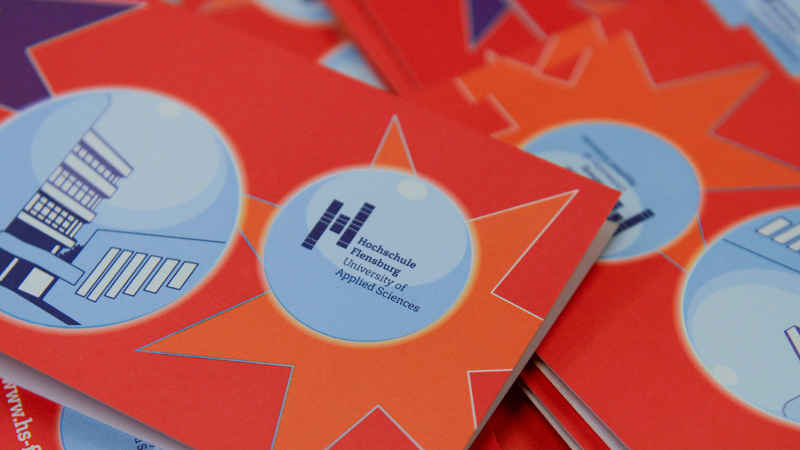 Nahaufnahme eines Stapels Weihnachtskarten mit dem Logo der Hochschule Flensburg