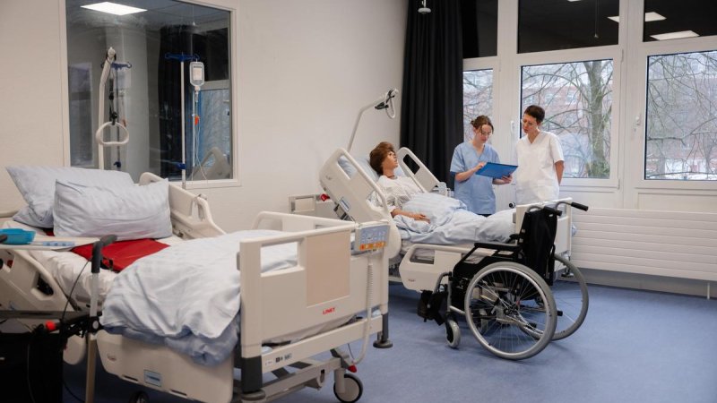 Mit dem neuen HealthLab stärkt die Hochschule Flensburg die praxisnahe und wissenschaftlich fundierte Ausbildung im Pflegestudiengang. In realitätsnahen Simulationen trainieren Studierende komplexe Versorgungssituationen, bevor sie Verantwortung in der Praxis übernehmen. Wie es im HealthLab aussieht und was dort in Zukunft passiert, erklären wir hier.