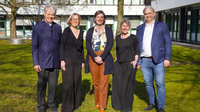 Gruppenbild mit drei Frauen und drei Männern auf einer Wiese
