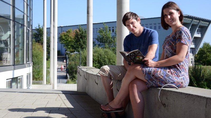 Übersetzen ein Buch und werden zwei Versionen erhalten: Jana Slawutski und Aaron Matthiesen.