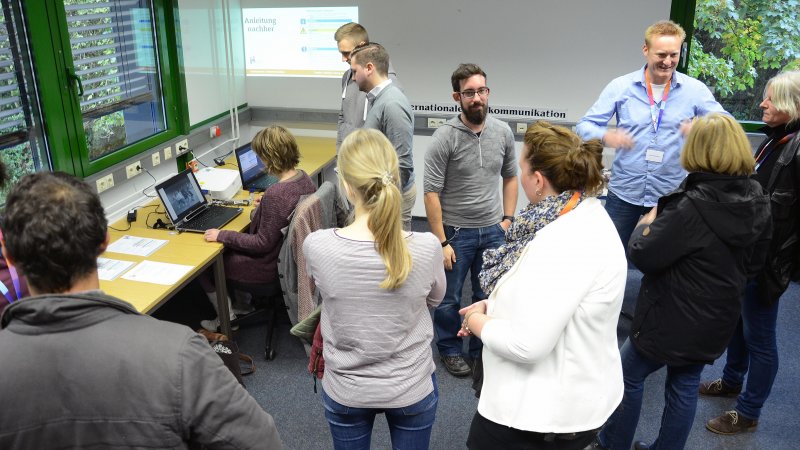 Großes Interesse an den Arbeiten bei Mitarbeitern und Mitarbeiterinnen der Hochschule