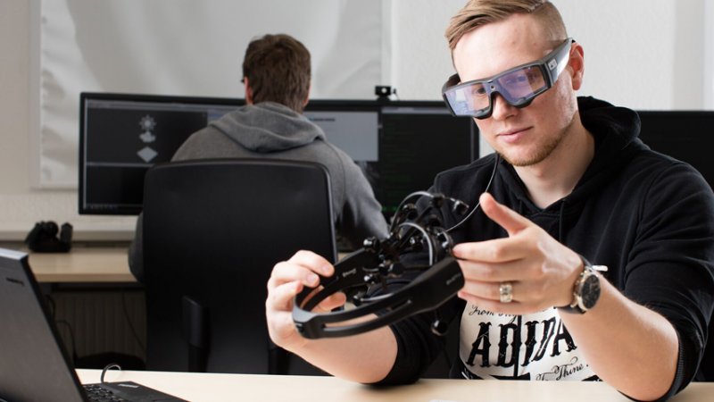 HCI steht für Humen-Computer-Interaction. Es geht um die Schnittstelle zwischen Mensch und Maschine
