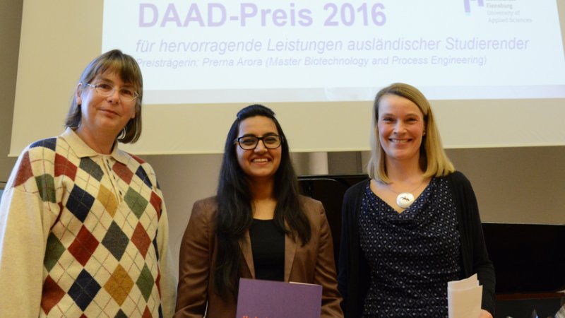 Prerna Arora aus Indien wurde mit dem Preis des Deutschen Akademischen Austauschdienstes 2016 für herausragende ausländische Studierende ausgezeichnet. Ute Sachau, Leiterin vom International Office, und Marlies Witte, Laboringenieurin vom Fachbereich 2, übergaben die Urkunde.