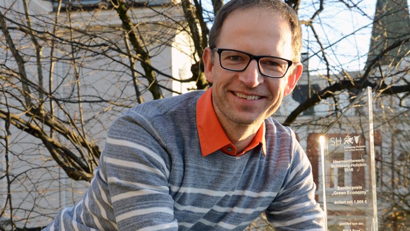 Pirouetten-Künstler am Windrad: Clemens Jauch ist für seine Idee, wie Windkraftanlagen für wichtige Trägheit im Stromnetz sorgen können, beim Ideenwettbewerb Schleswig-Holstein mit dem Sonderpreis Green Economy ausgezeichnet worden.