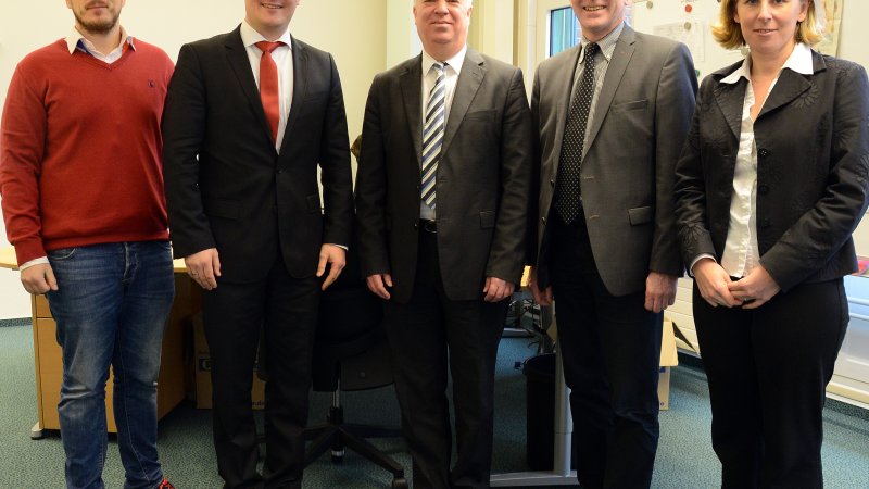 Diplomatische Gast in der Hochschule Flensburg: Der Gesandte der Botschaft Israels aus Berlin, Avraham Nir-Feldklein (Mitte), traf sich zum Gespräch mit Prof. Dr. Holger Watter, Präsident der Hochschule Flensburg (2.v.r.), dem Vizepräsidenten für Internationales, Prof. Dr. Bosco Lehr (2.v.l.) sowie Prof. Dr. Wiktoria Vith und Prof. Dr. Sebastian Gajek.