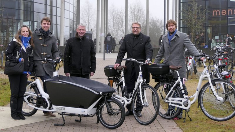 Es freuen sich über die vom Klimaschutzmanagement eingeworbene Millionenförderung für den Radverkehr: Alexandra Schütte (Radverkehrplanerin Stadt Flensburg), Martin Beer (Klimaschutzmanager Stadt Flensburg), Holger Watter (Präsident Hochschule Flensburg), Frank Kupfer (Kanzler Europa-Universität Flensburg) und Simon Laros (Klimaschutzmanager Campus Flensburg) (v.l.n.r.).