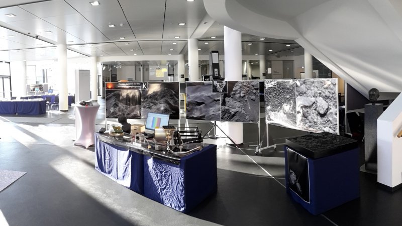 Jesse Wilmot von der Hochschule Flensburg bei der Ausstellung im Max-Planck-Institut.
