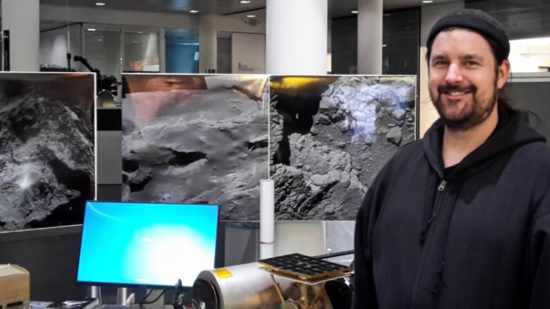 Jesse Wilmot von der Hochschule Flensburg bei der Ausstellung im Max-Planck-Institut.