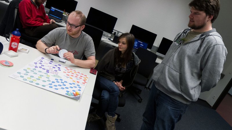 13 Studierende der Hochschule Flensburg entwickeln analoge und digitale Spiele.