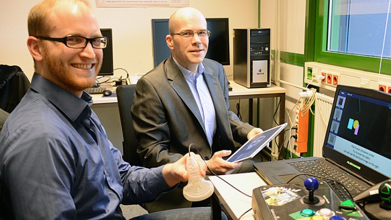 Henner Bendig (li.) und Benjamin Schulz in ihrem Büro in der Hochschule Flensburg