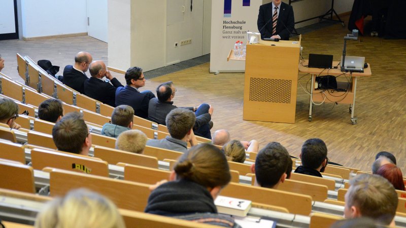 Prof. Dr. Thomas Severin begrüßt die neuen Studierenden.