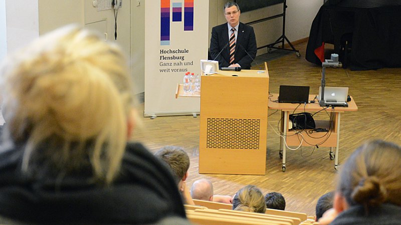 Prof. Dr. Thomas Severin begrüßt die neuen Studierenden.