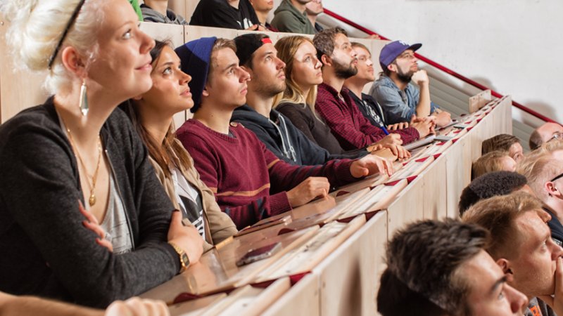 Rund 200 neue Studierende begrüßt die Hochschule Flensburg.