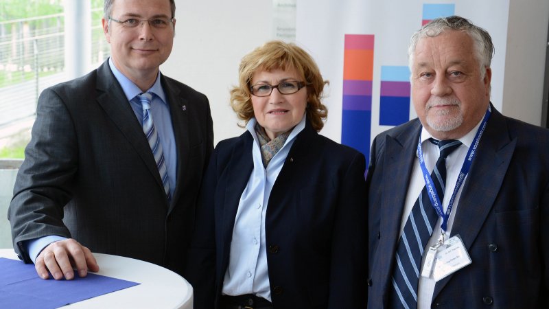Prof. Dr. Thomas Severin begrüßt Stadtpräsidentin Swetlana Krätzschmar und Prof. Dr. Peter Boy, der die ISF-Tagung auf den Campus holte.