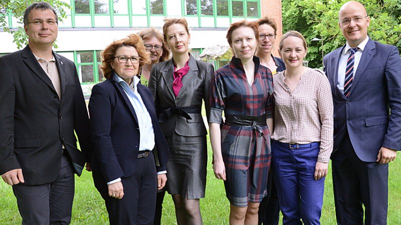 Die russische Delegation aus Pensa wird von der Flensburger Stadtpräsidentin und dem Präsidium auf dem Hochschulcampus begrüßt.