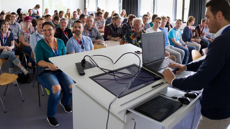 Der Studiengang Internationale Fachkommunikation lud fünf Absolventinnen und Absolventen ein, ihren Berufsalltag und Werdegang auf dem Praxistag den Studierenden vorzustellen.