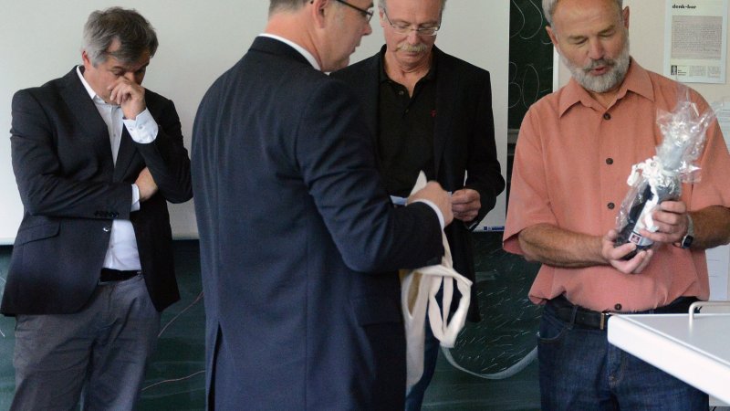 Hans-Werner Lang (r.) wurde von Tim Aschmoneit, Thomas Severin und Klaus Hoefs (v.r.) geehrt.