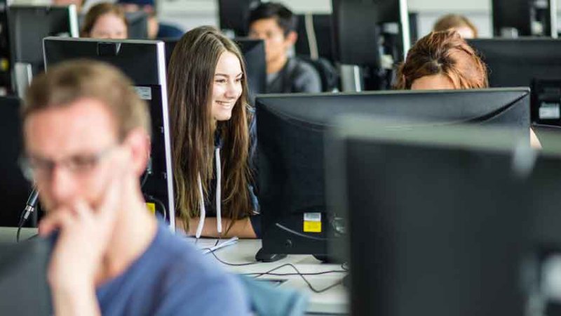 Ganz gleich, wo sie einen Job gefunden haben – sie sind gefragt: Was man mit einem Studienabschluss in Internationaler Fachkommunikation erreichen kann, berichten Absolventinnen und Absolventen der Hochschule Flensburg.